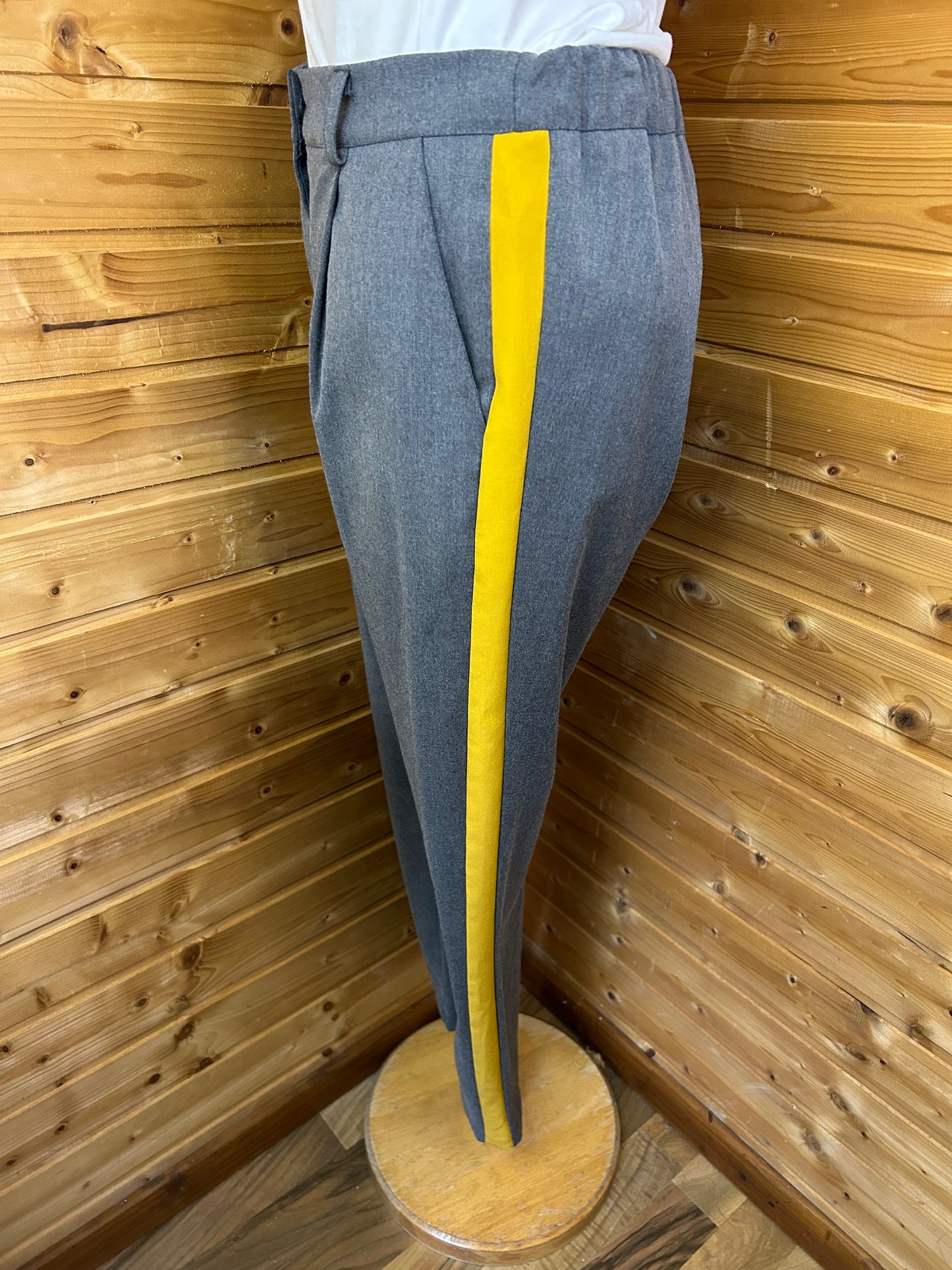 Schicke Stoffhose mit gelben Streifen - Gr. M