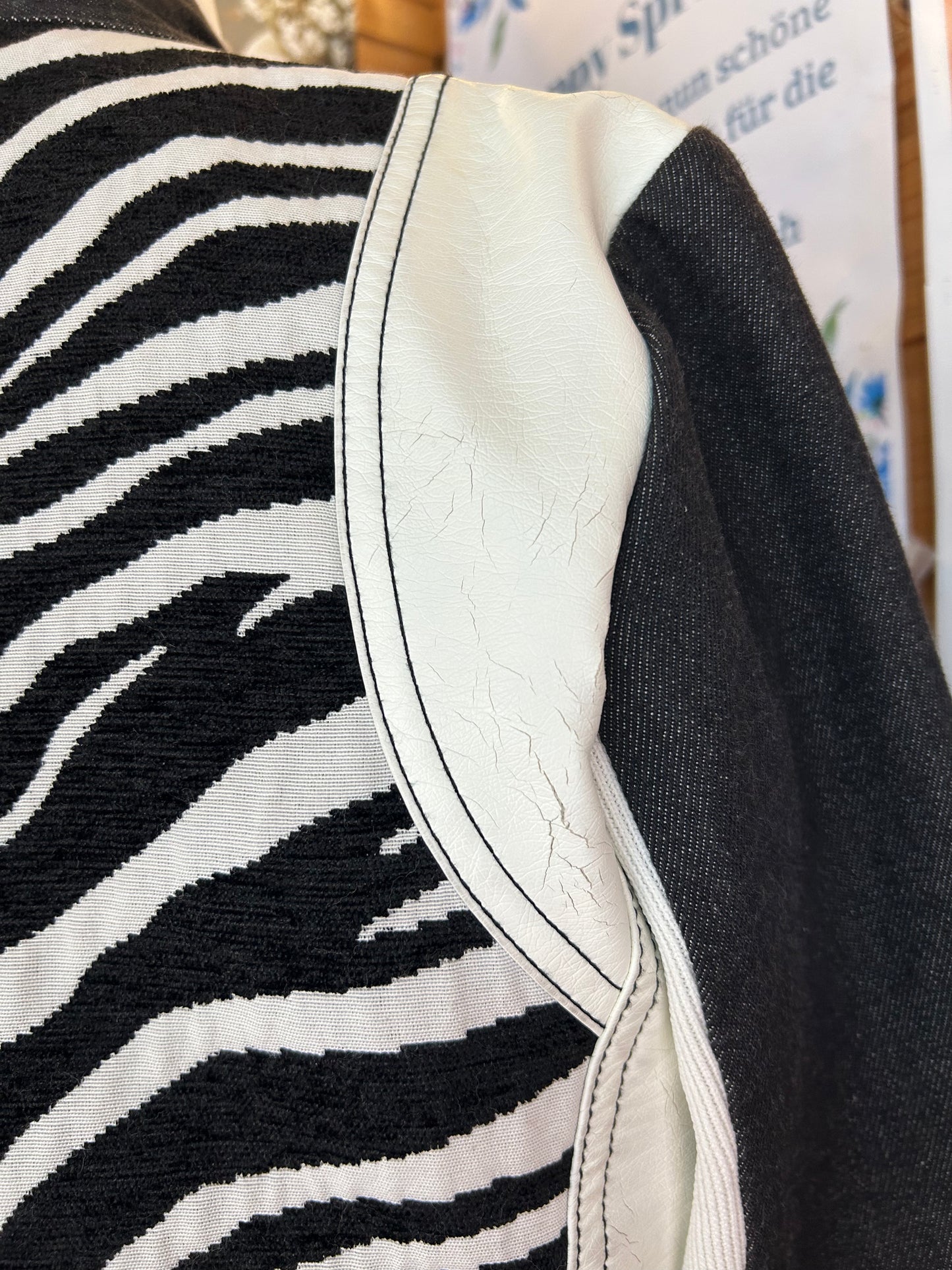 Schwarz-weiße Jacke im auffälligen Mustermix - Desigual - Gr. XL/42