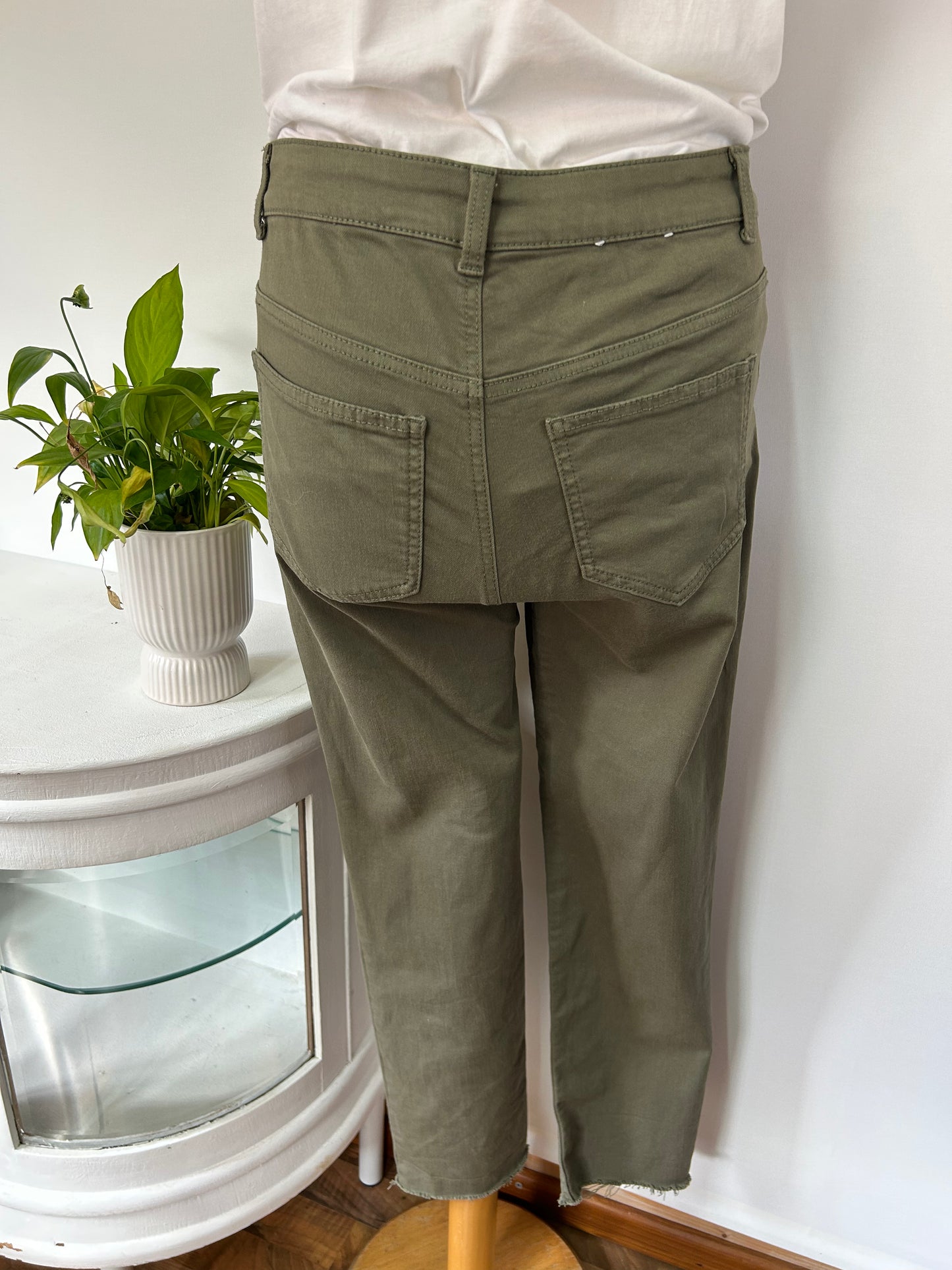 Khakifarbene Jeans mit leichten Fransen - C&A - Gr. S