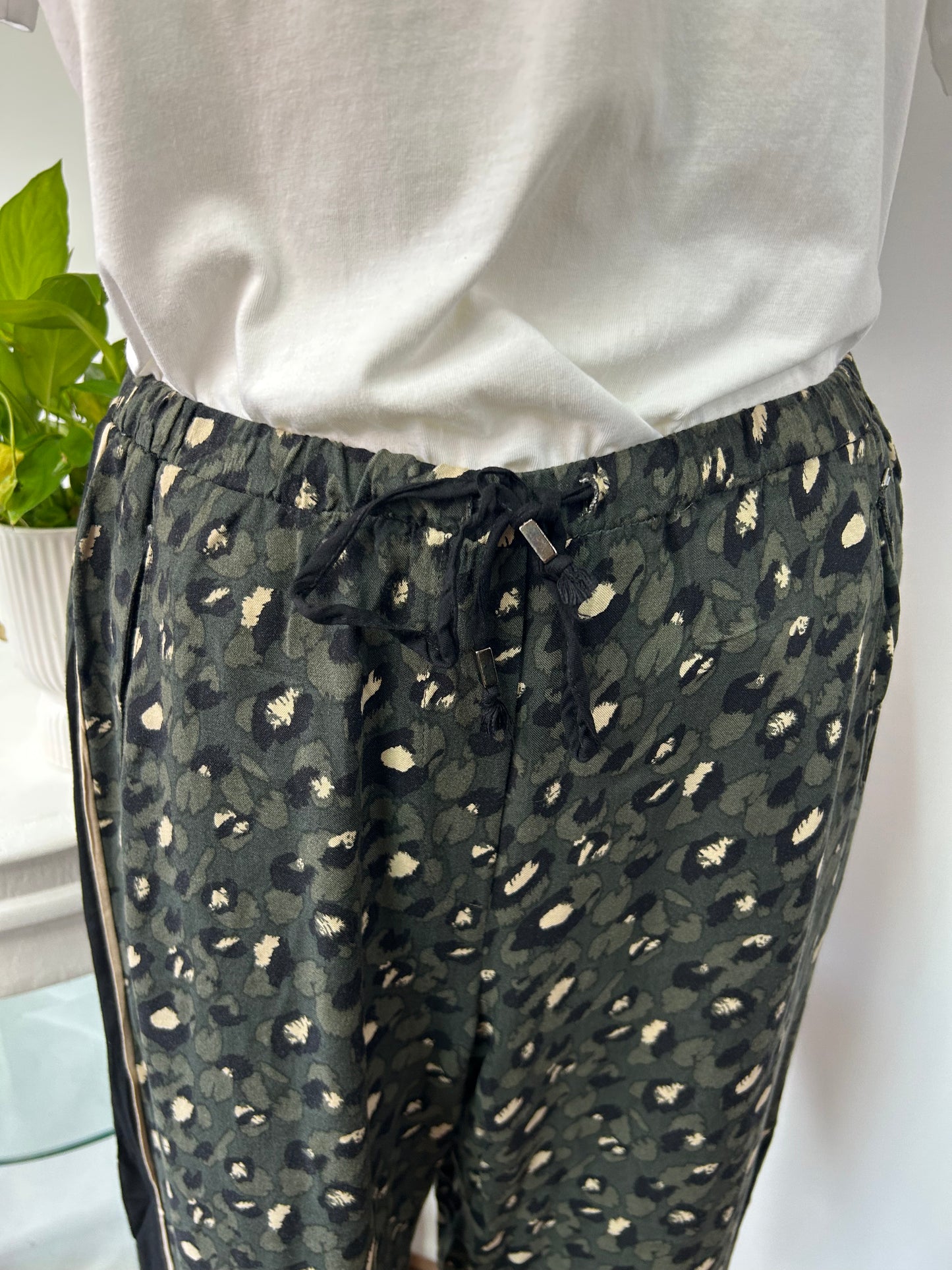 Gemütliche Animalprint Stoffhose - Opus - Gr. M