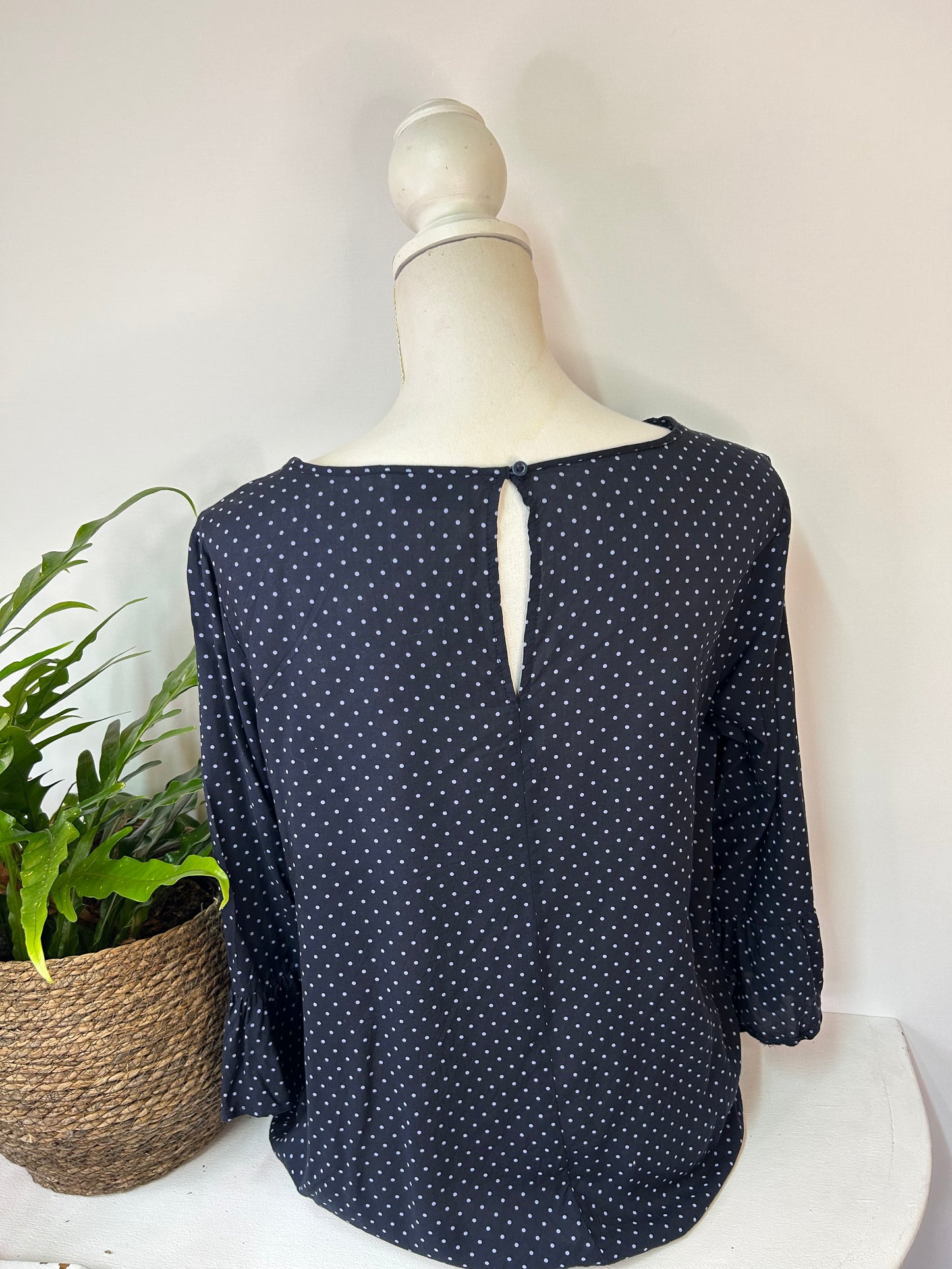 Gepunkete Bluse mit Volants Ärmeln - Yessica - Gr. L