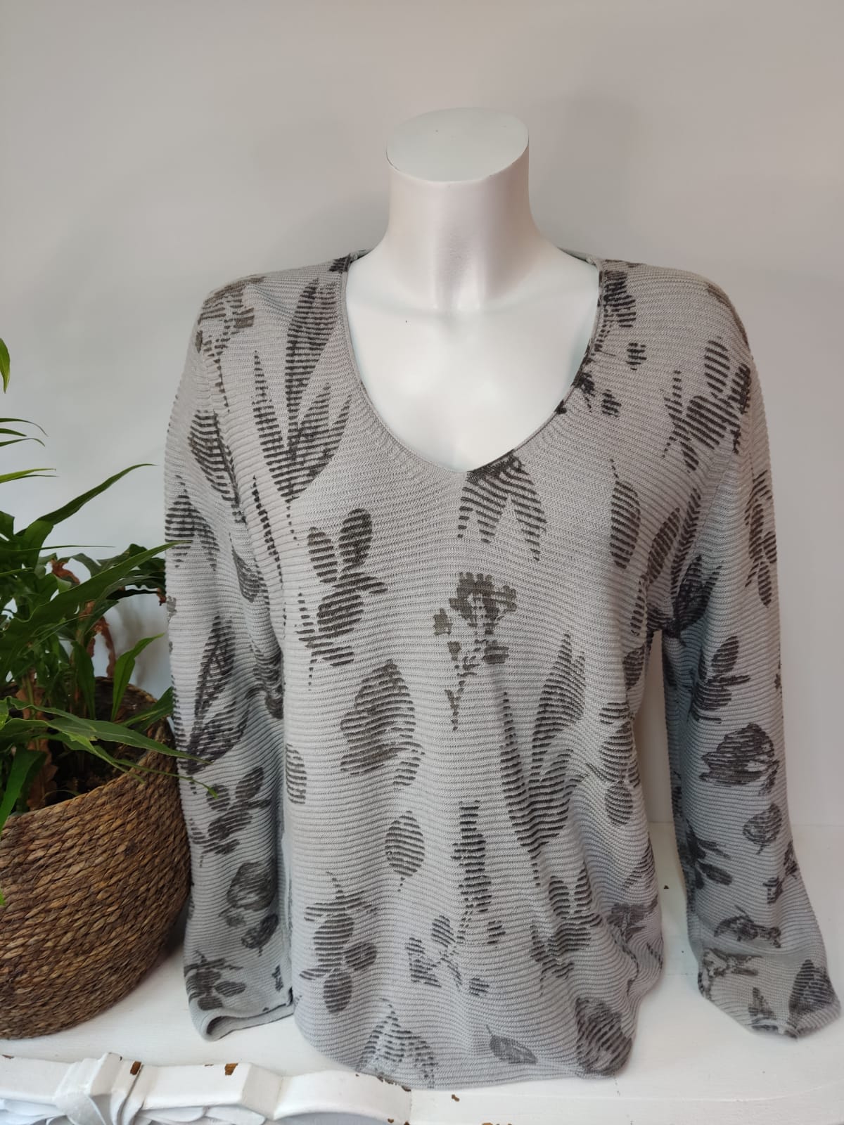 Schöner Pullover mit Blättermuster C&A - Gr. 42