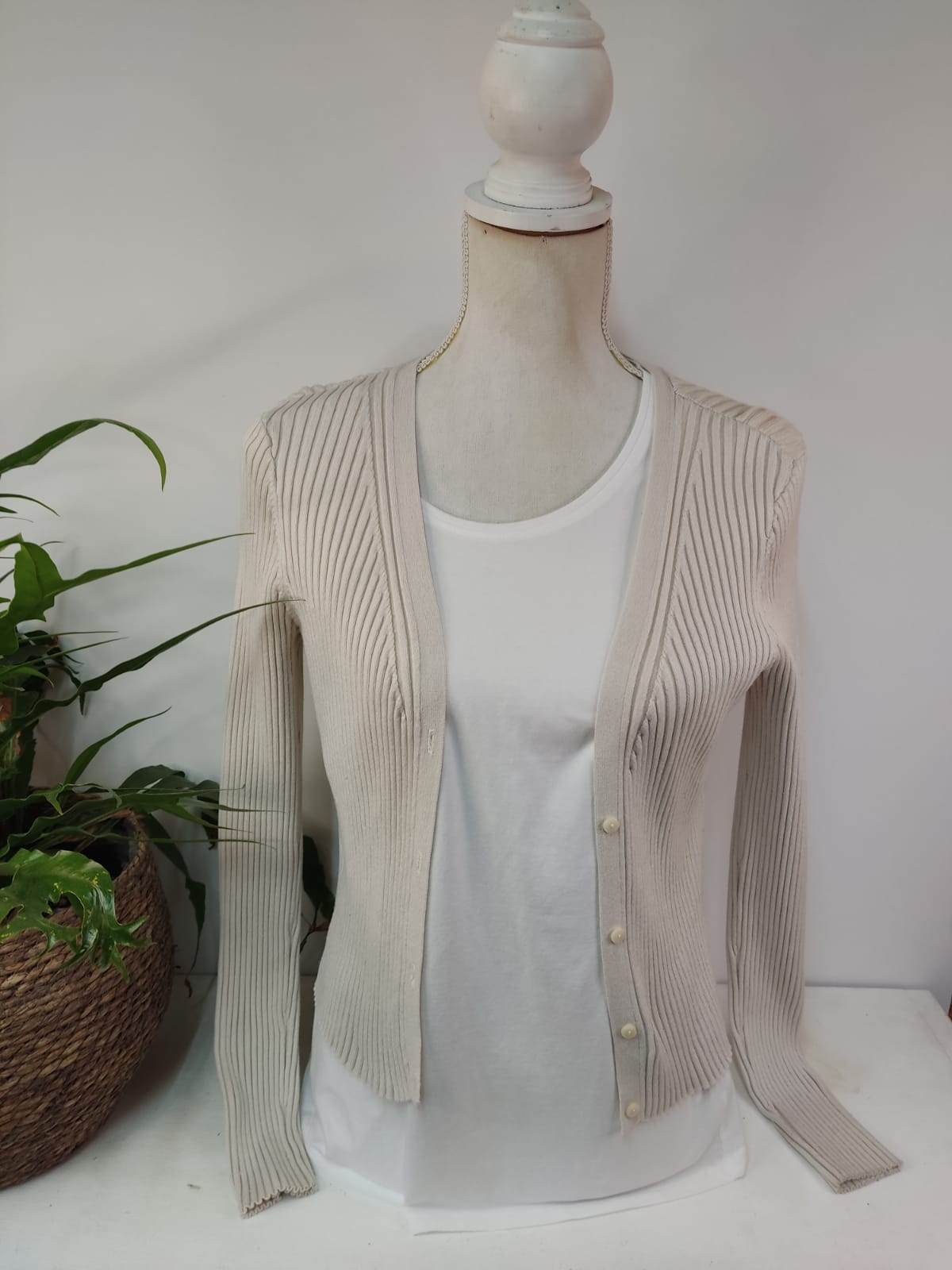 Süßes, geripptes Strickjäckchen - Gr. 38