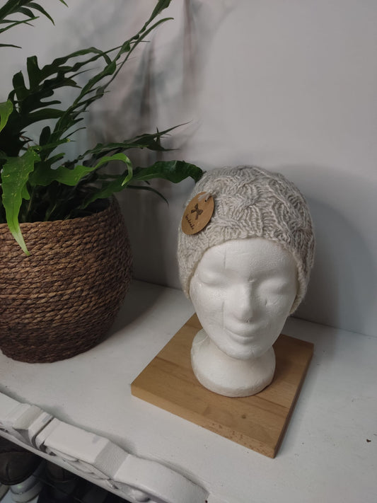 Tolle Mütze mit Zopfmuster-Handarbeit