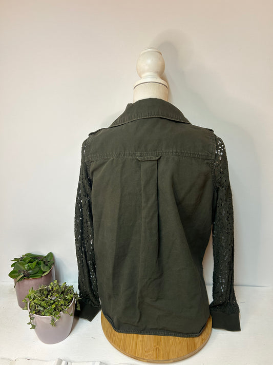 Olivgrüne Damenjacke / Blazer mit Knopfverschluss & Spitzenärmeln - DIDI - Gr. M / 38