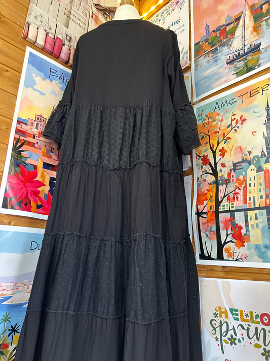 Schwarzes Boho-Maxikleid mit verspielten Spitzen- und Quastendetails - Tredy - Gr. L/40 - XL/42