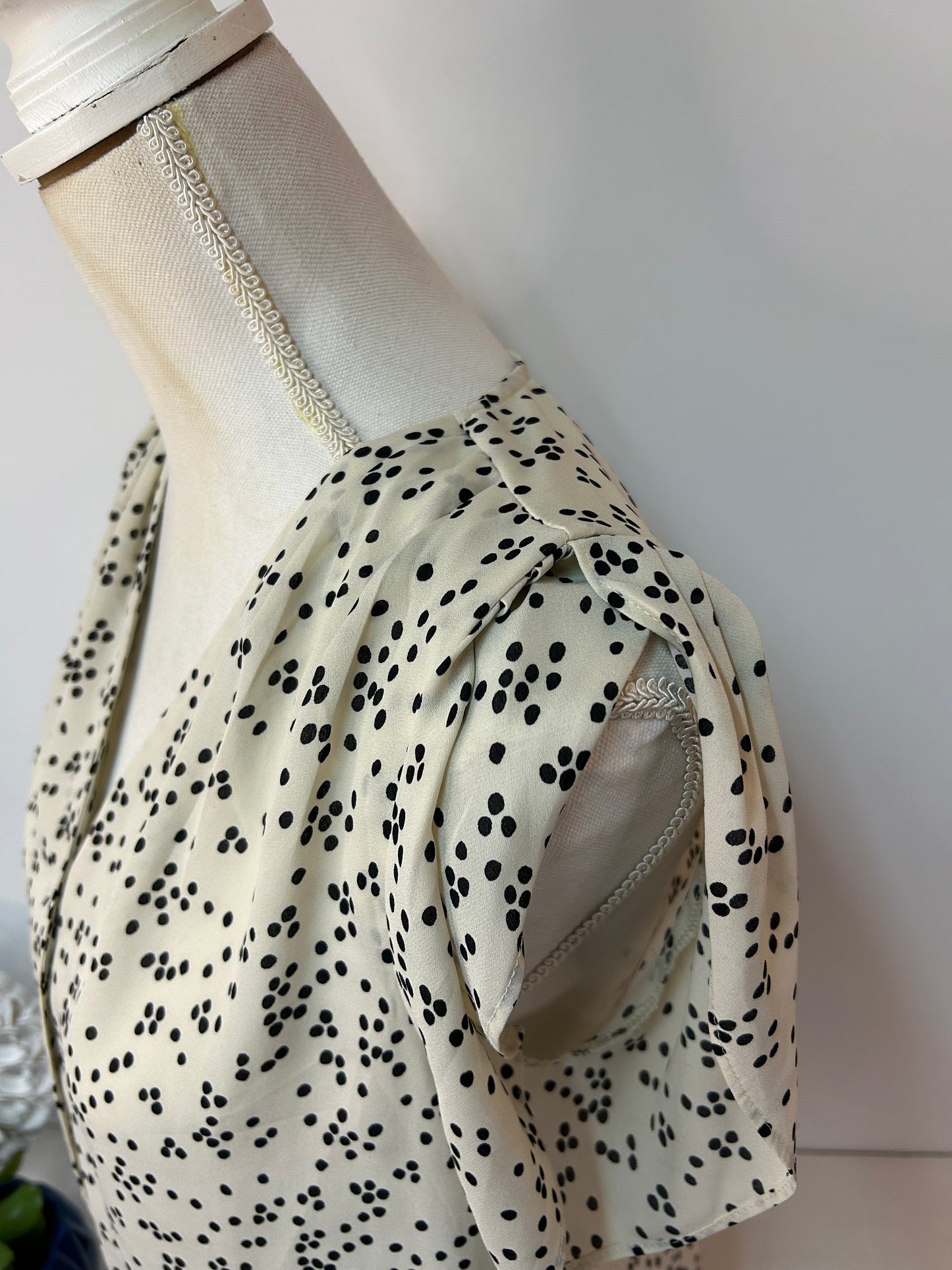 Elegante Damen Kurzarm-Bluse in Creme mit schwarzem Punktmuster - H&M - Gr. S / M - 36 / 38