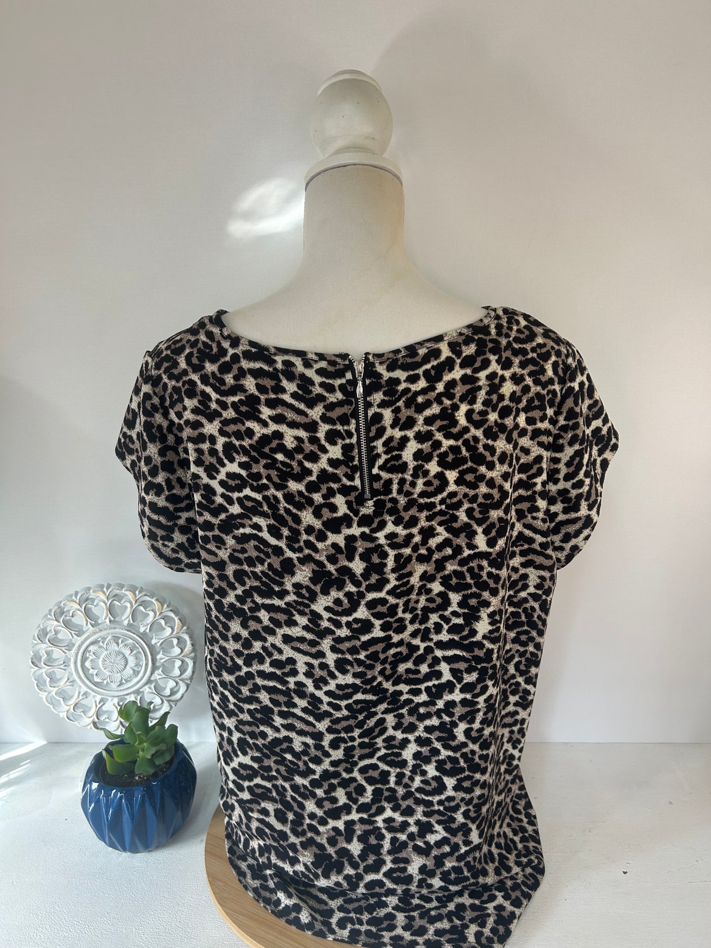 Damenbluse im angesagten Leo-Print mit lockerem Schnitt - ONLY - Gr. XL / 42 - 44