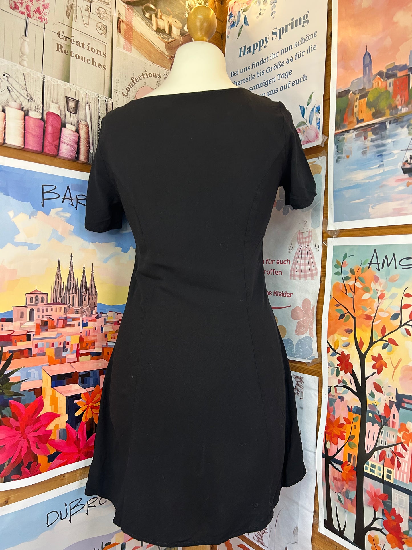 Schwarzes Kurzarmkleid mit V-Ausschnitt & durchgehender Knopfleiste - H&M - Gr. S (36)