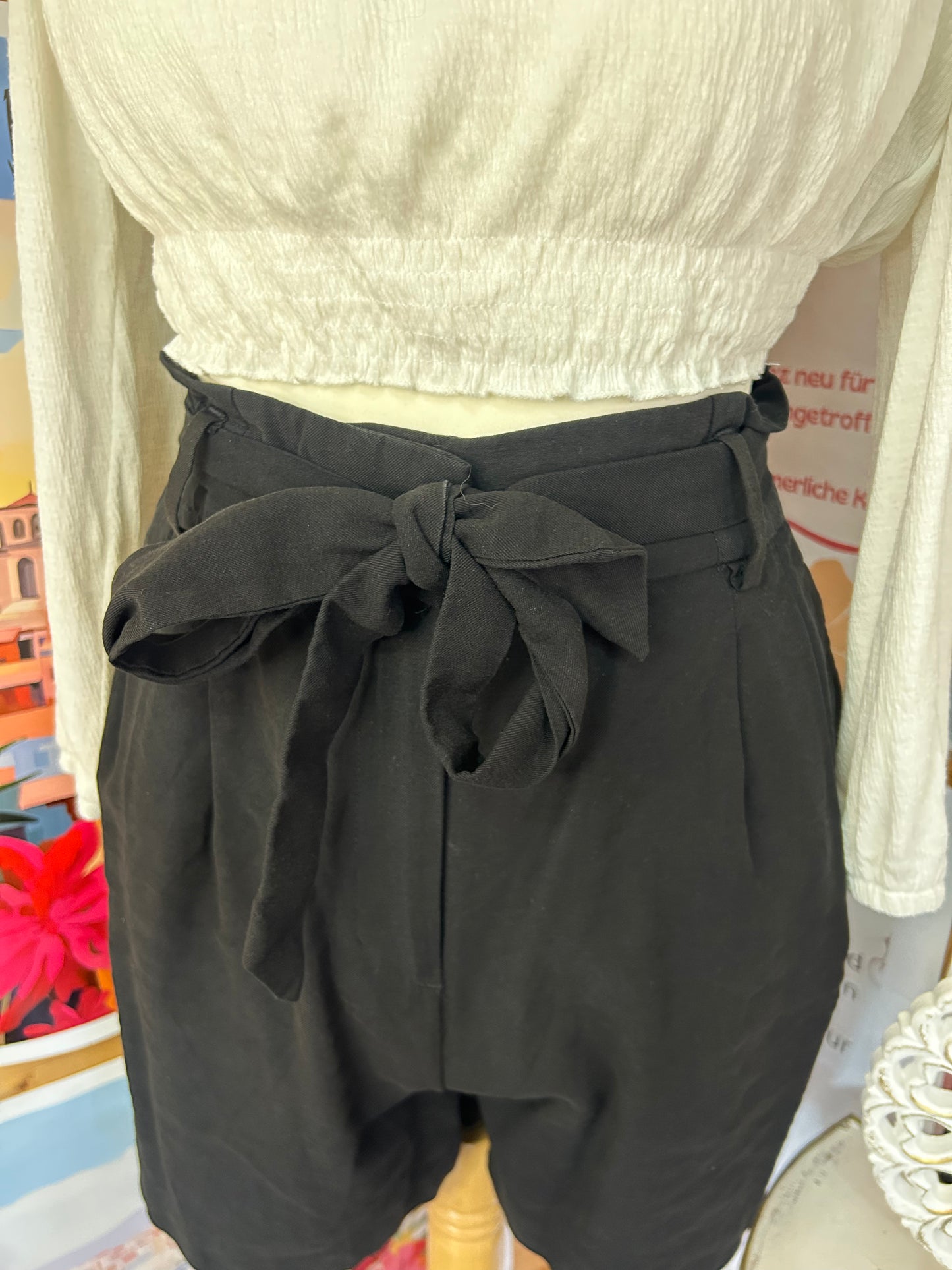 High-Waist Shorts in Schwarz mit dekorativem Bindegürtel - H&M - Gr. S/M - 36/38