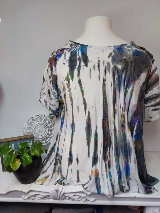 Locker geschnittene Bluse in Weiß mit abstraktem, mehrfarbigem Print - Made in Italy - Gr. 46