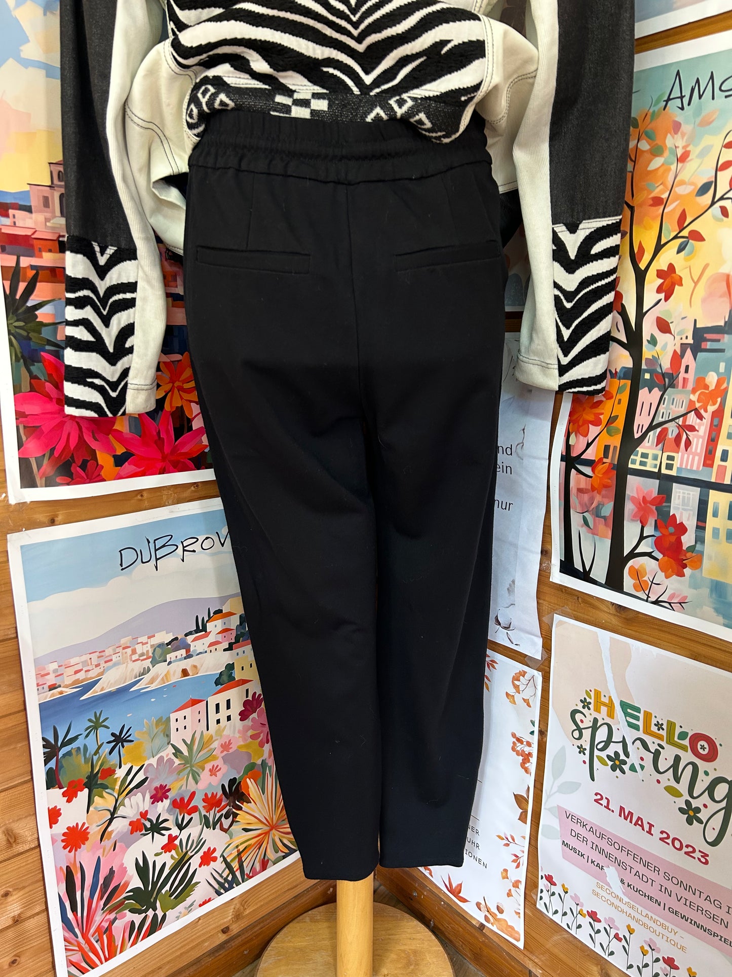 Schwarze, locker geschnittene Stoffhose - Vero Moda - Gr. L/40 - XL/42