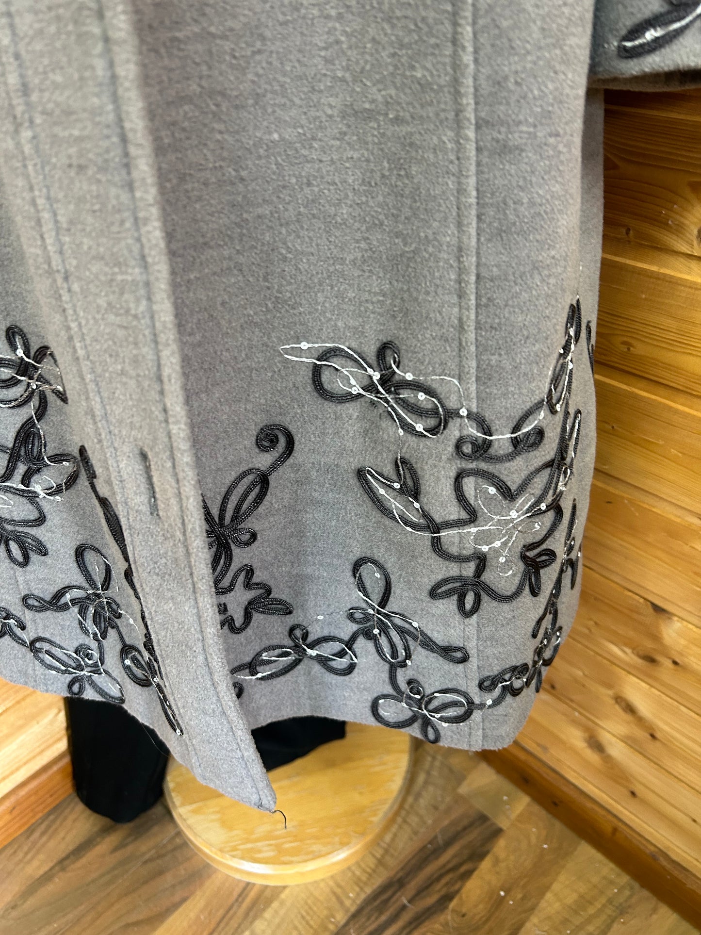 Toller Mantel mit Stickereien - Gr. XL / 42