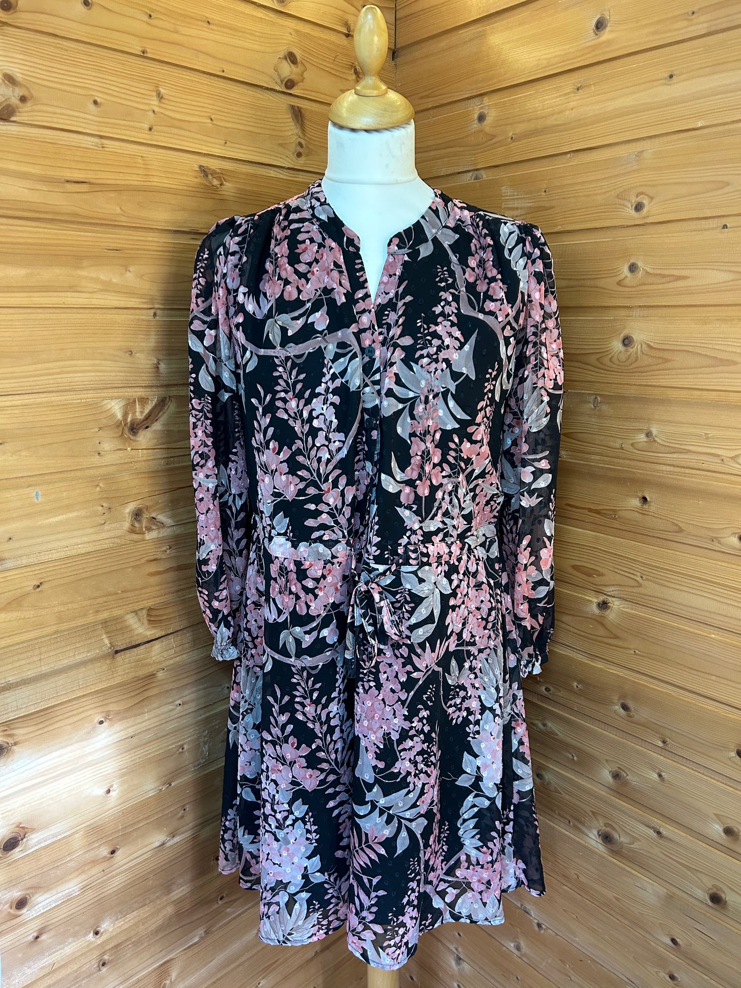 Süßes florales Kleid mit Bund - Reserved - Gr. S / M
