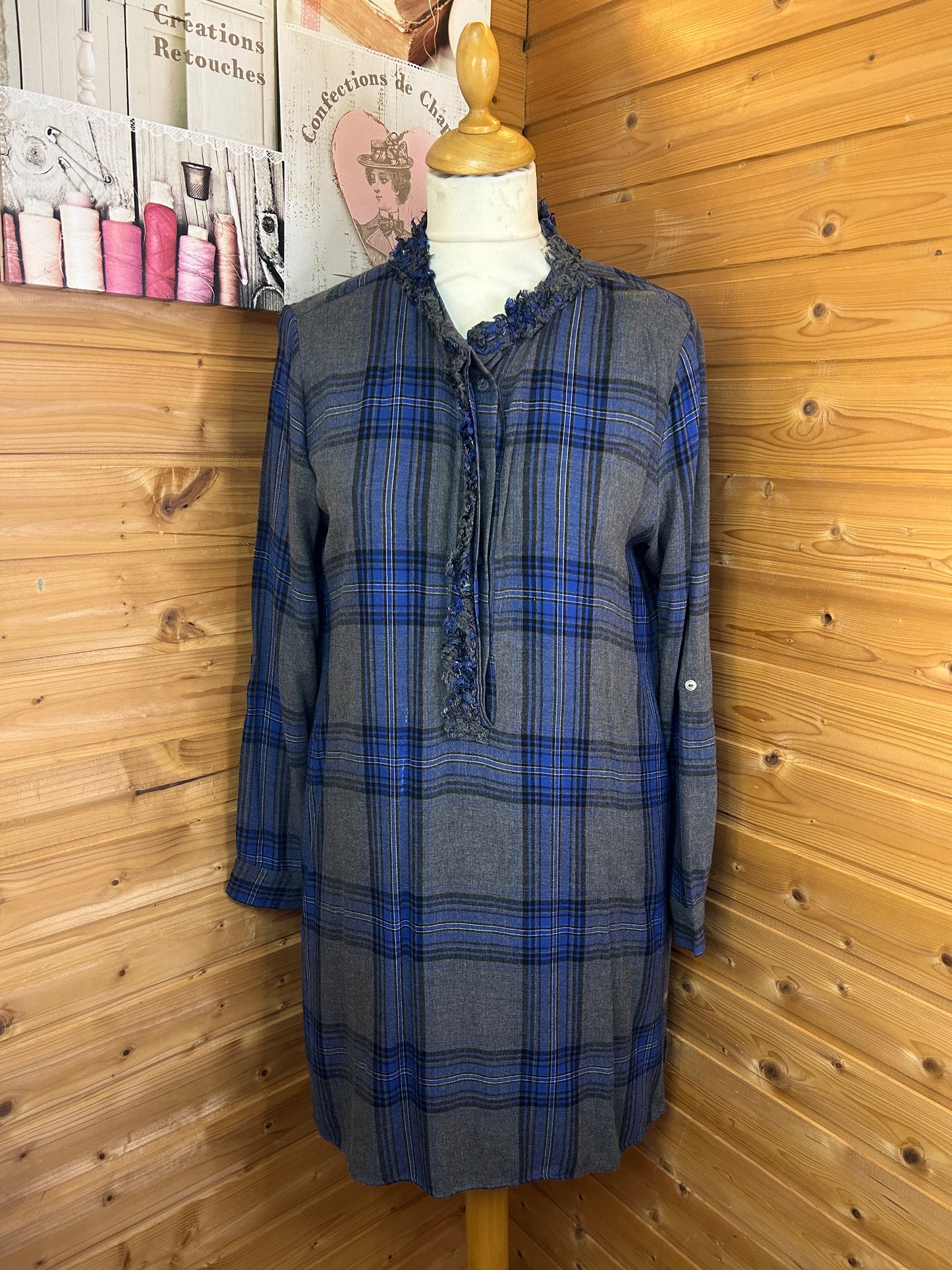 Kariertes Kleid mit blauen Details - Milano Italy - Gr. M / 38