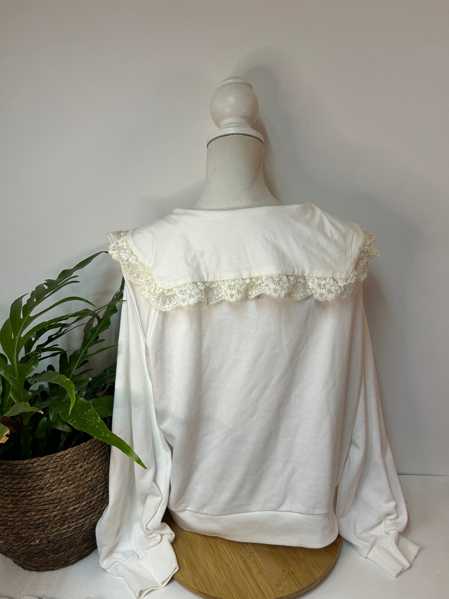 Cremeweißes Langarmshirt mit Spitzenkragen - Monki - Gr. L / 40