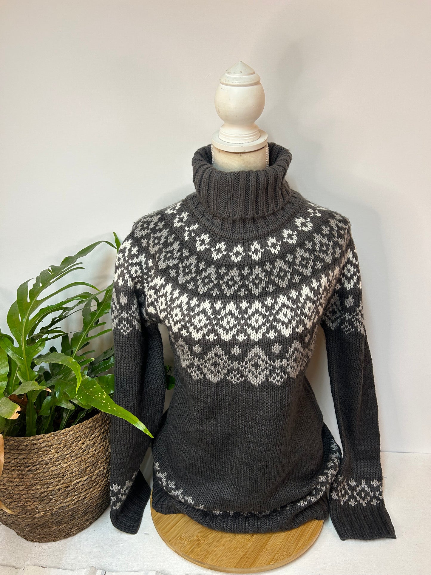 Dunkelgrauer Rollkragenpullover mit weißem Norwegermuster - Yessica - Gr. M / 38