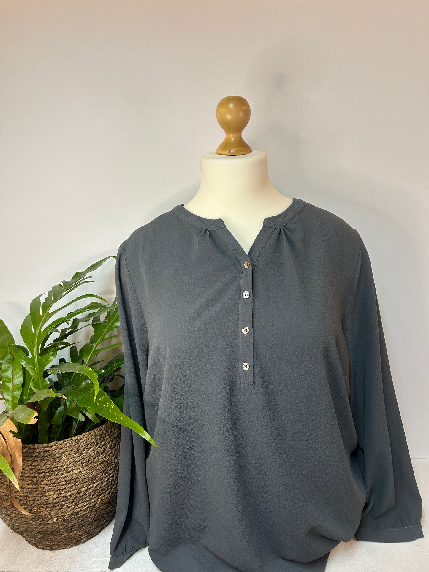 Zeitlose Bluse mit silberner Knopf Leiste - Designers - Gr. 54