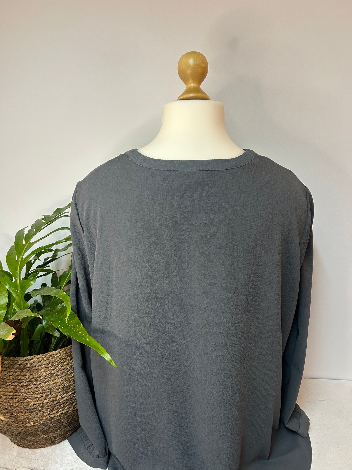 Zeitlose Bluse mit silberner Knopf Leiste - Designers - Gr. 54