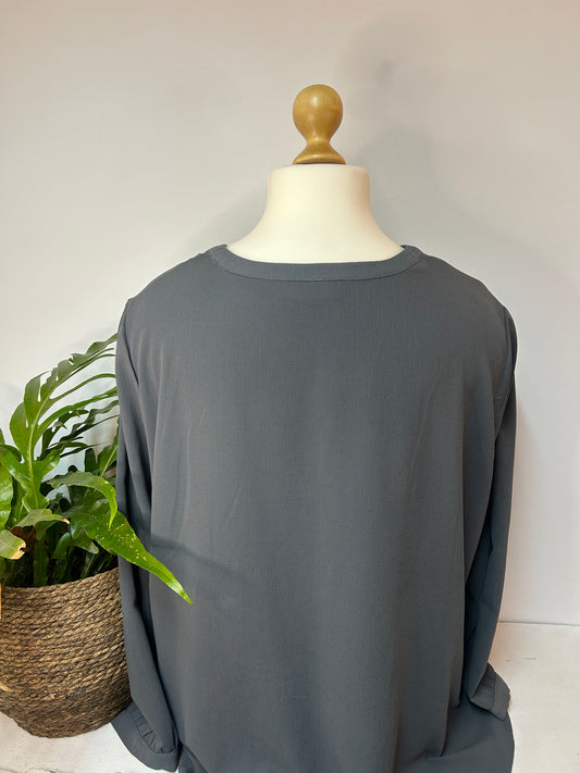 Zeitlose Bluse mit silberner Knopf Leiste - Designers - Gr. 54