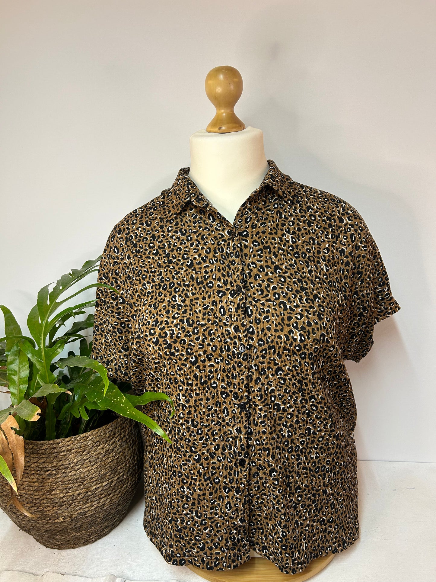 Kurzarm-Bluse / T-shirt  mit Leopardenmuster - C&A - Gr. 44 / 46