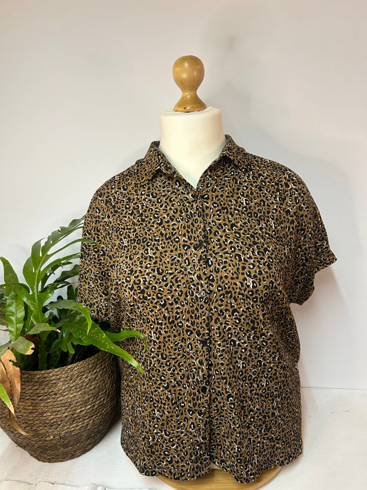 Kurzarm-Bluse / T-shirt  mit Leopardenmuster - C&A - Gr. 44 / 46