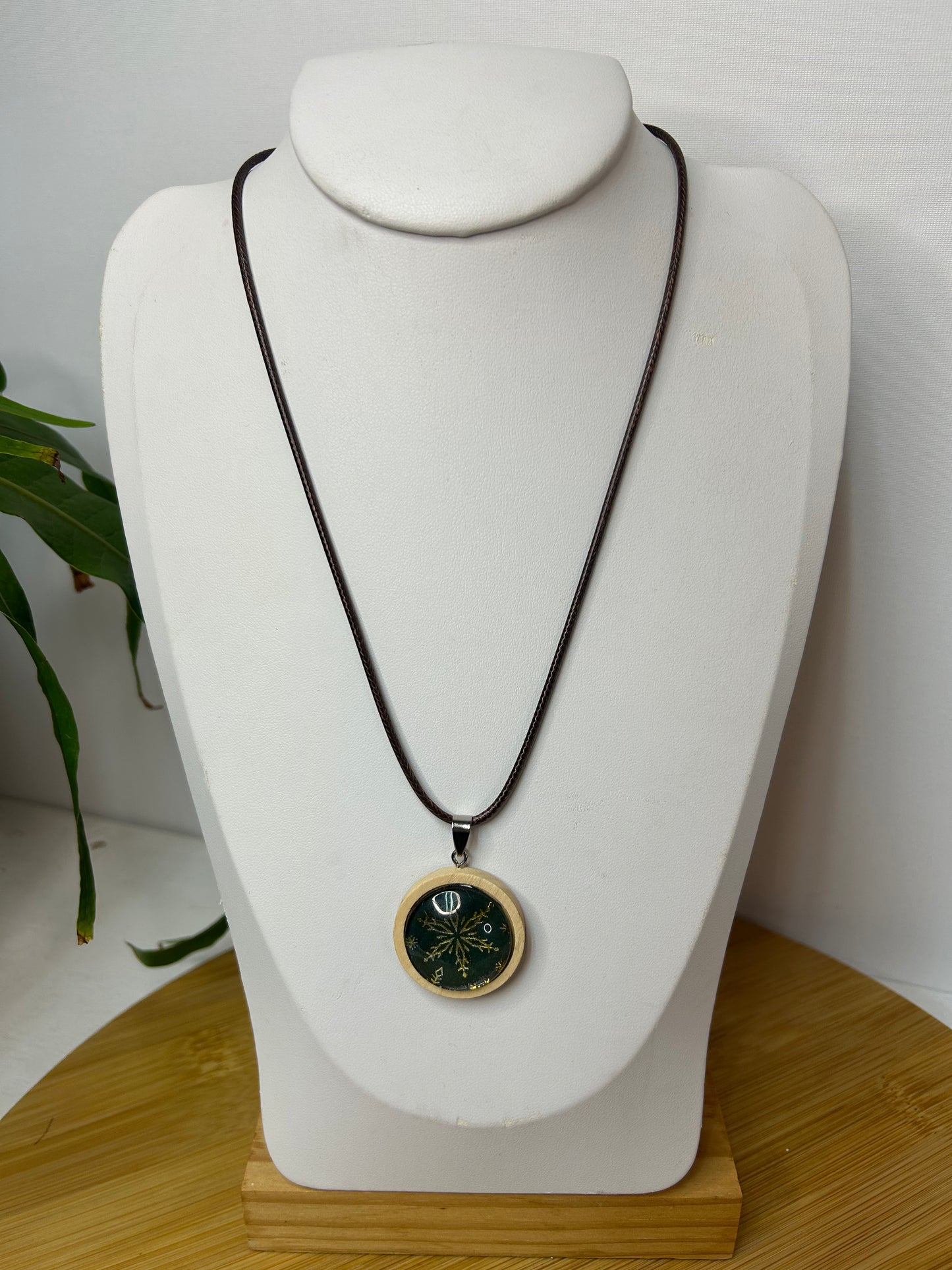 Cabochon Kette Schneeflocke Dunkelgrün & Gold Holzfassung - Schmuck - Handgemacht