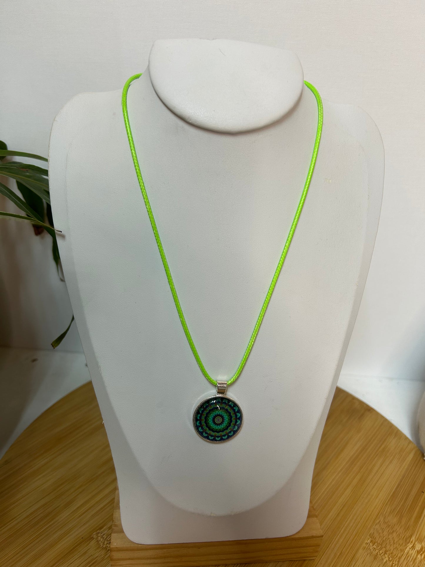 Cabochon Kette Mandala Rot,Grün & Blau Metallfassung - Schmuck - Handgemacht