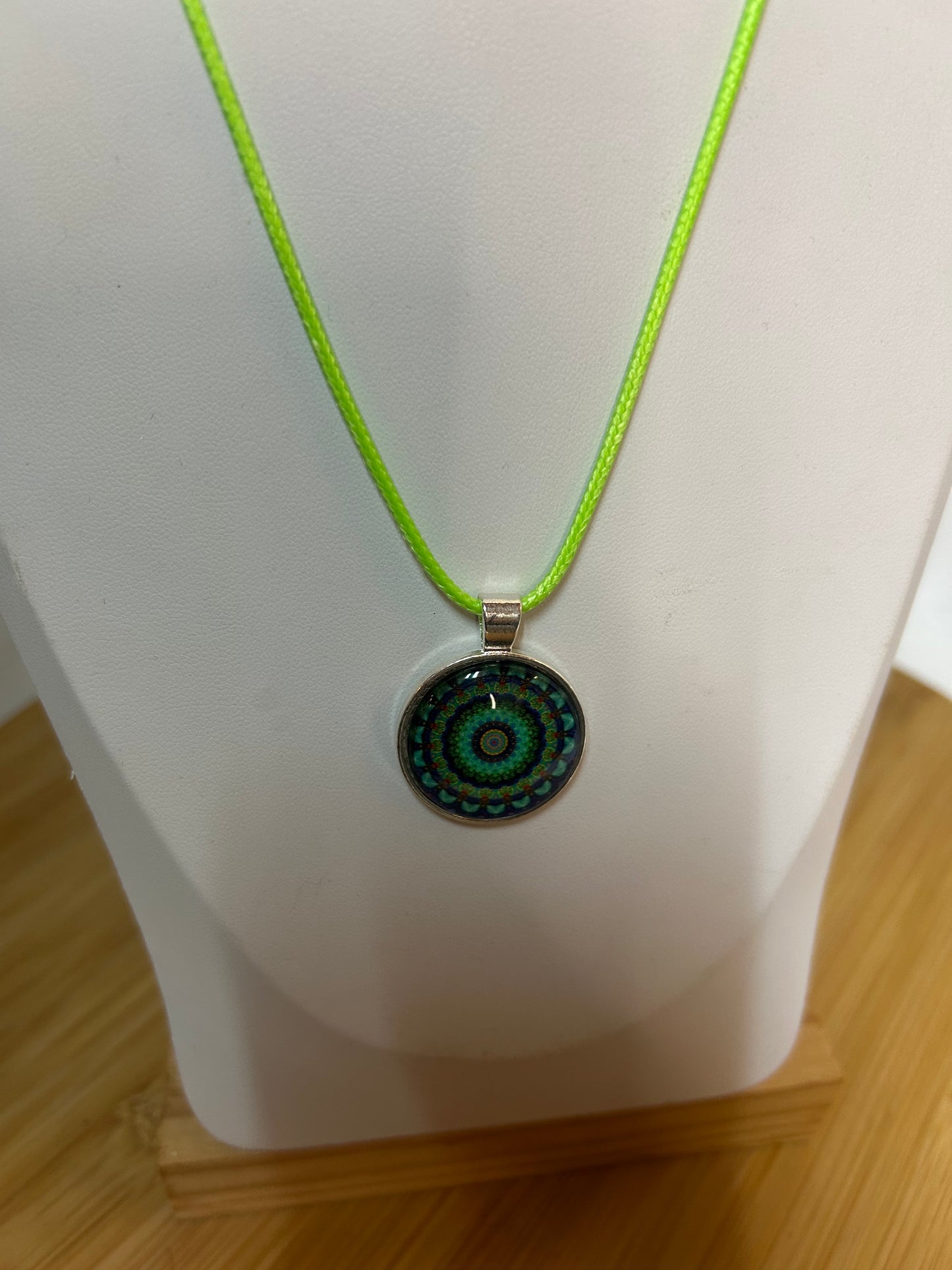 Cabochon Kette Mandala Rot,Grün & Blau Metallfassung - Schmuck - Handgemacht