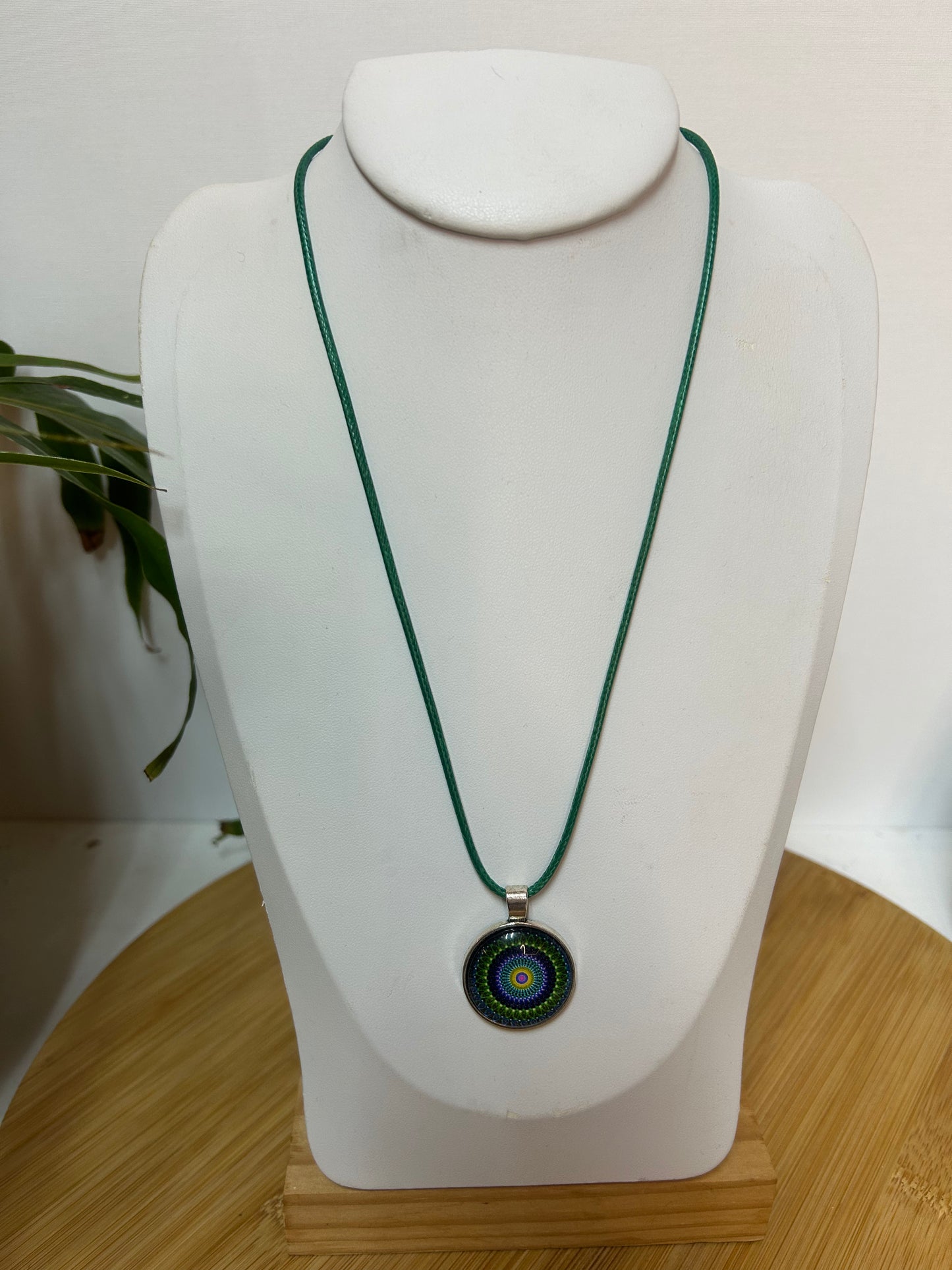 Cabochon Kette Mandala Grün & Türkis, Violett & Gelb Metallfassung - Schmuck - Handgemacht