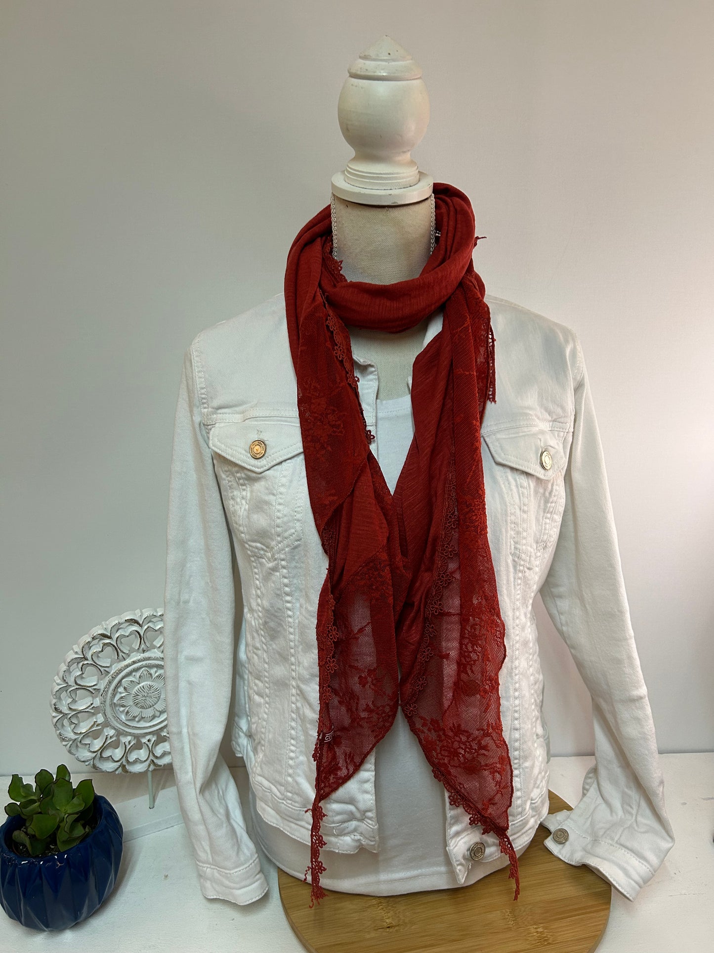 Leichtes Damen Halstuch Rostrot mit Spitzen Details
