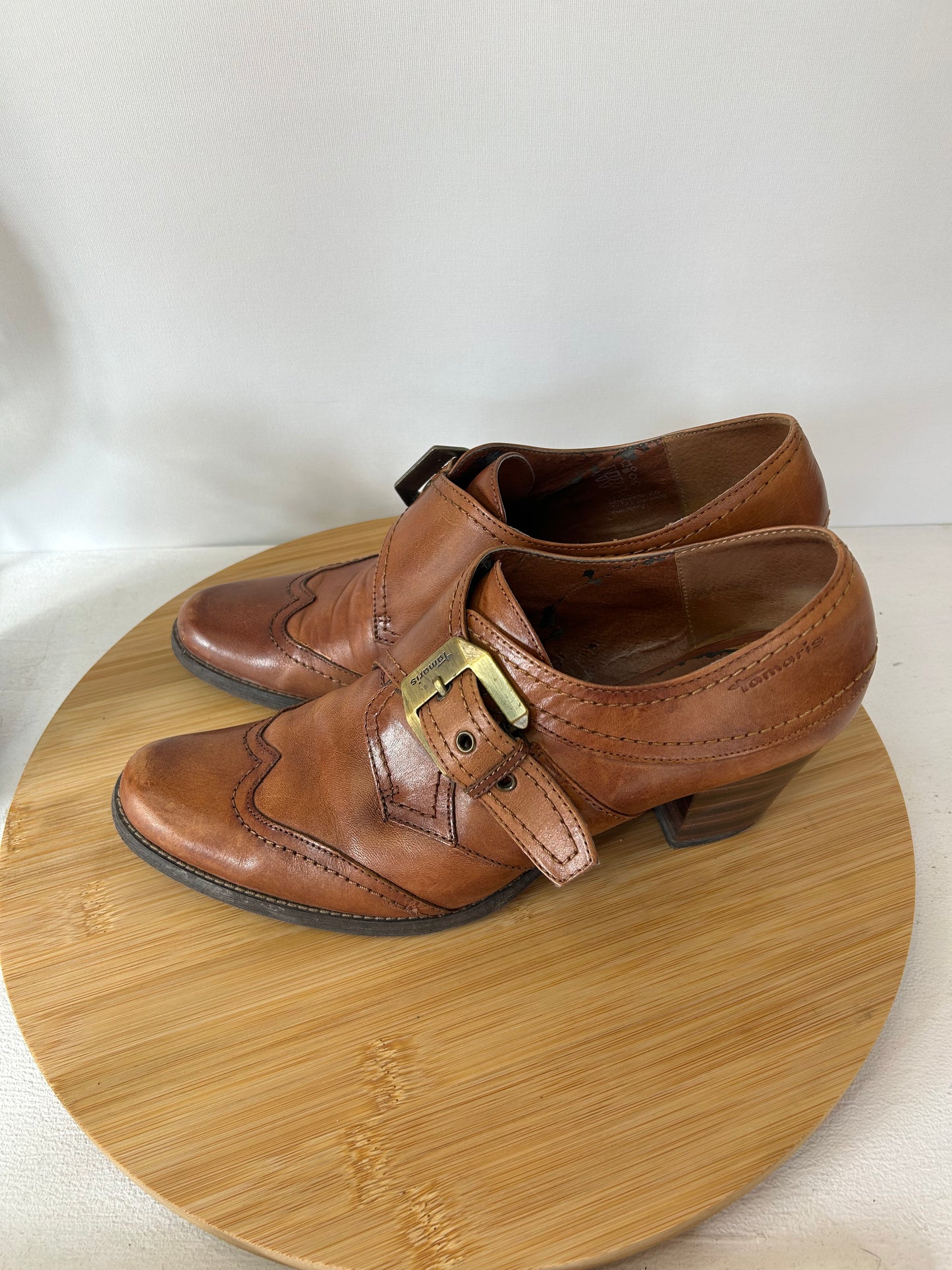 Braune Leder- Schuhe mit Schnalle & Budapester Lochmuster - Tamaris - Gr. 39
