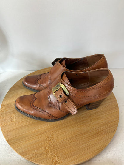 Braune Leder- Schuhe mit Schnalle & Budapester Lochmuster - Tamaris - Gr. 39