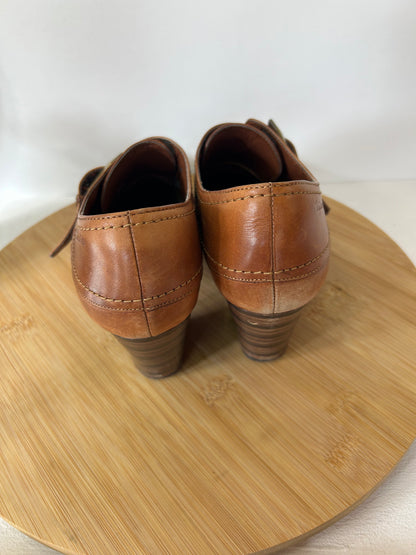 Braune Leder- Schuhe mit Schnalle & Budapester Lochmuster - Tamaris - Gr. 39