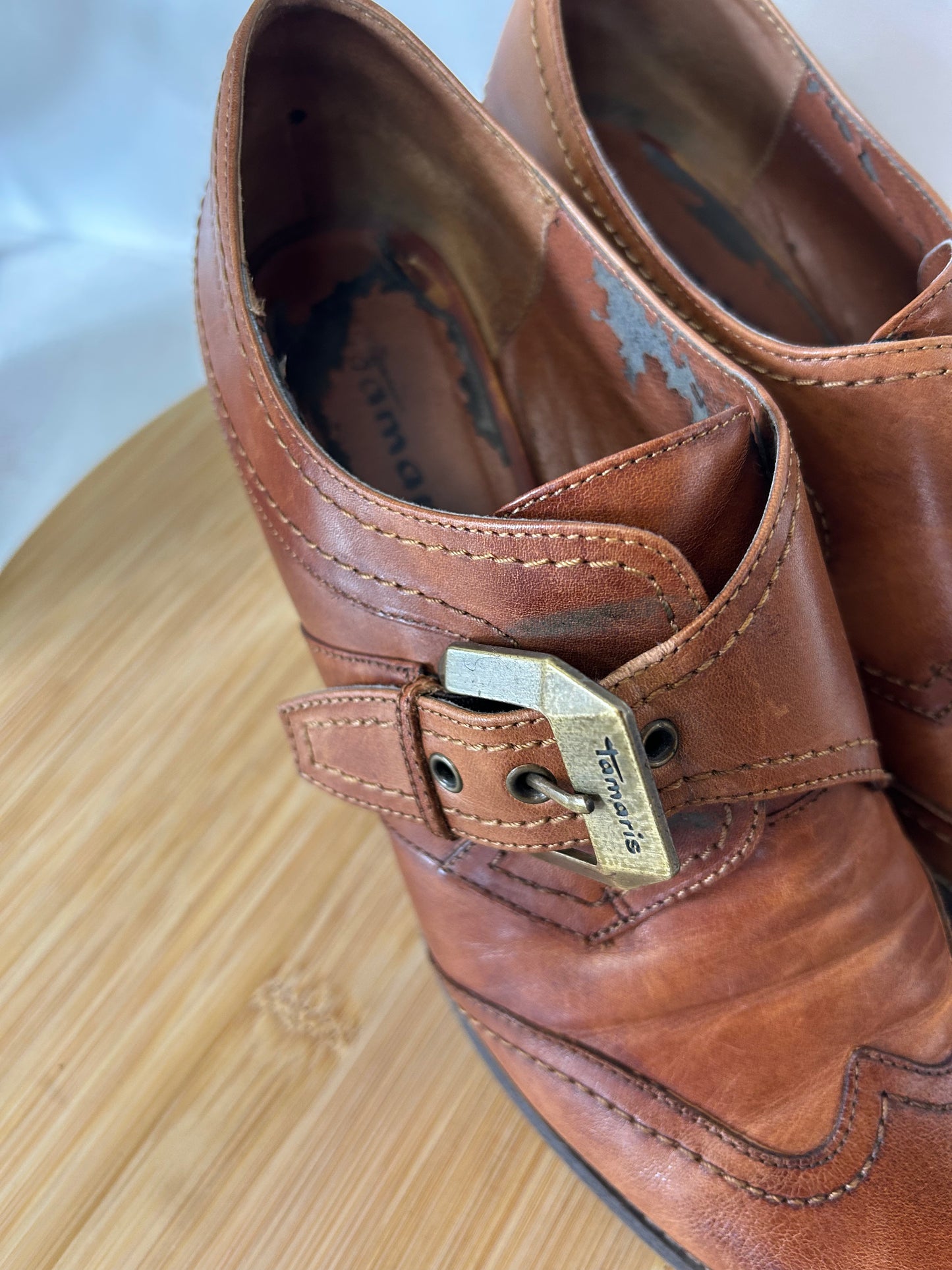 Braune Leder- Schuhe mit Schnalle & Budapester Lochmuster - Tamaris - Gr. 39