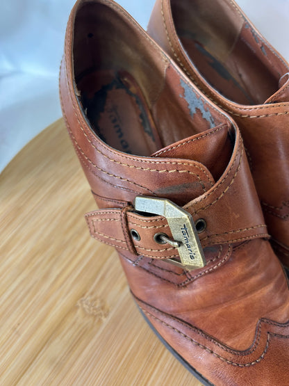 Braune Leder- Schuhe mit Schnalle & Budapester Lochmuster - Tamaris - Gr. 39