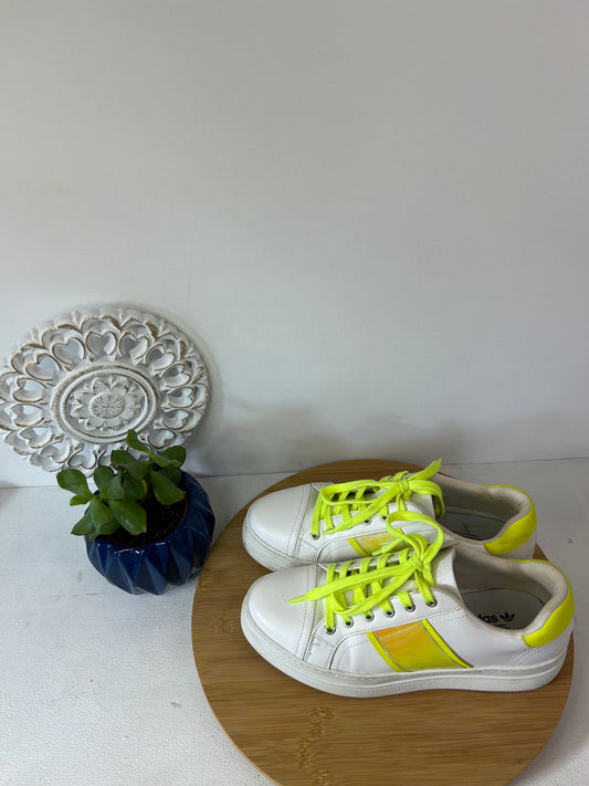 Auffälige Sneakers- Adidas- Gr. 39