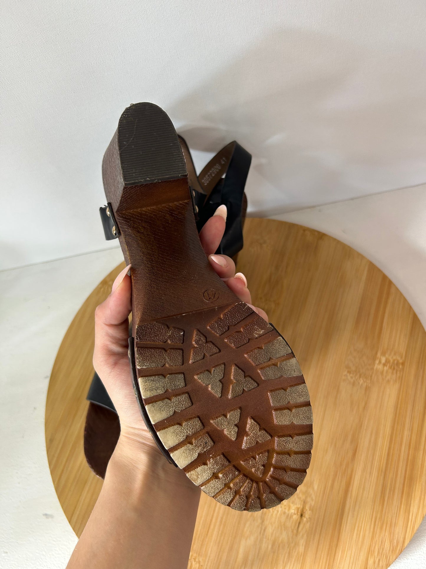 Schwarze Sandalen mit bunten Details & verstellbarem Knöchelriemen - Never Mind! - Gr. 41