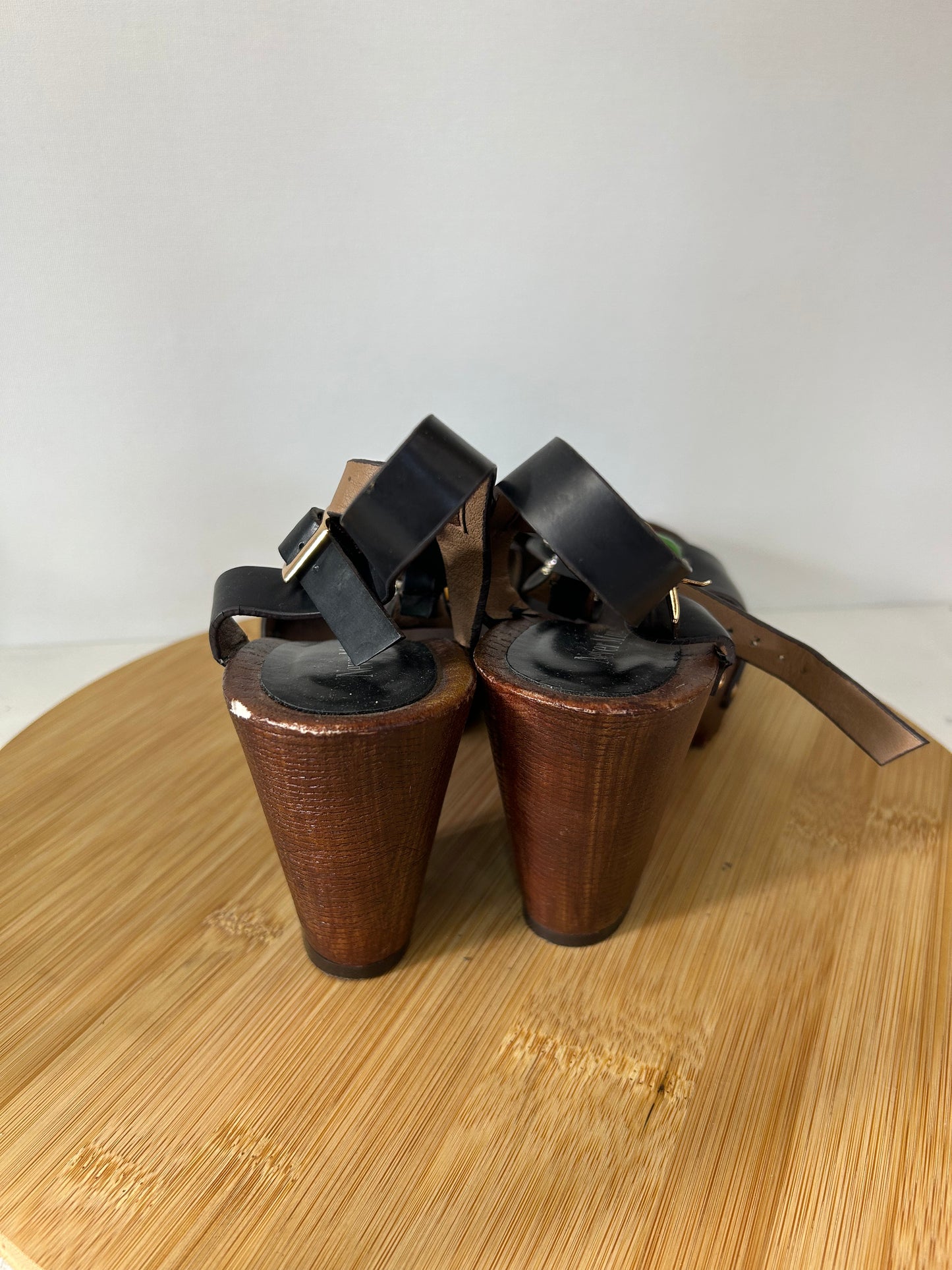 Schwarze Sandalen mit bunten Details & verstellbarem Knöchelriemen - Never Mind! - Gr. 41