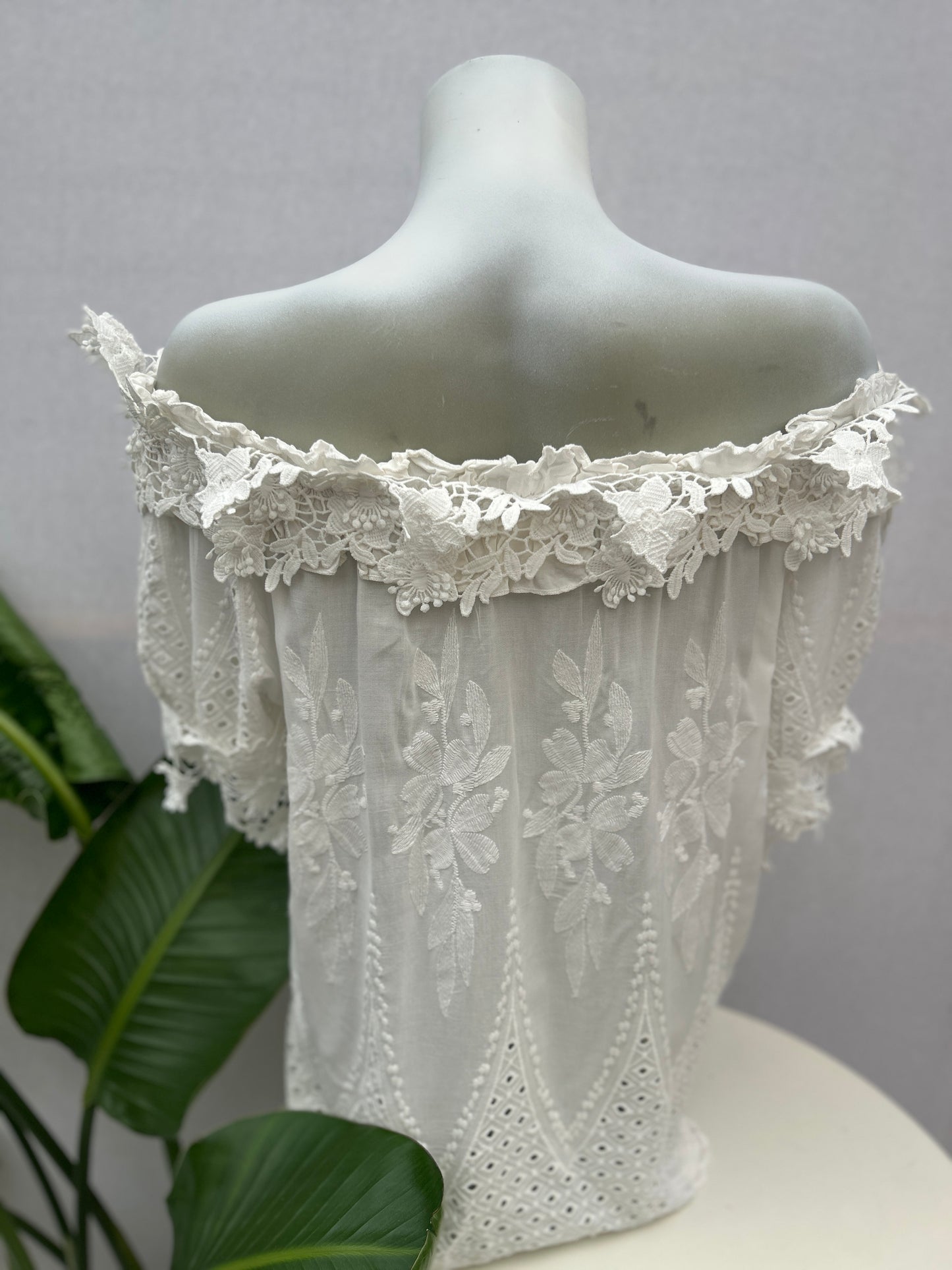 Off-Shoulder Bluse mit Spitzenbesatz - Cartoon - M