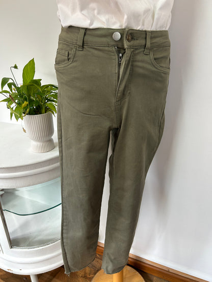 Khakifarbene Jeans mit leichten Fransen - C&A - Gr. S