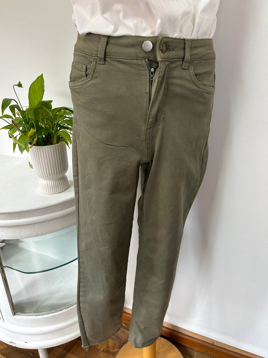 Khakifarbene Jeans mit leichten Fransen - C&A - Gr. S