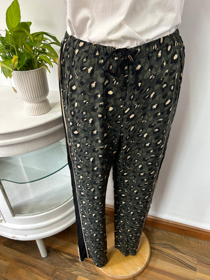 Gemütliche Animalprint Stoffhose - Opus - Gr. M