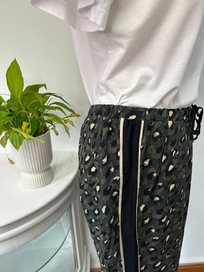 Gemütliche Animalprint Stoffhose - Opus - Gr. M