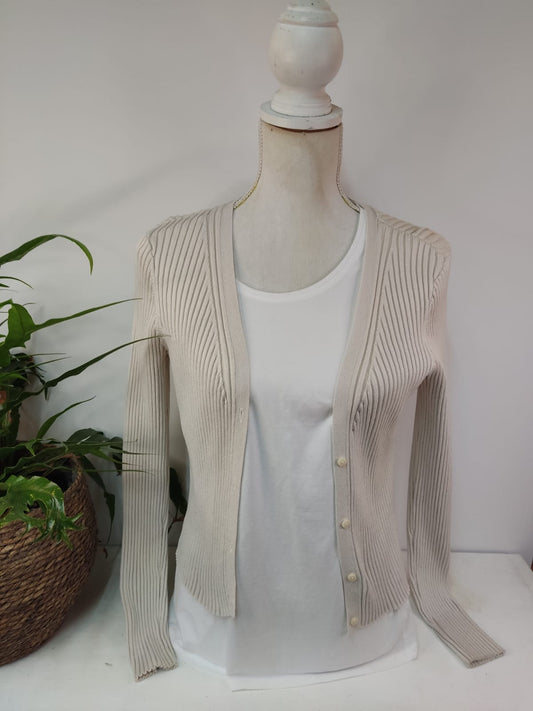Süßes, geripptes Strickjäckchen - Gr. 38
