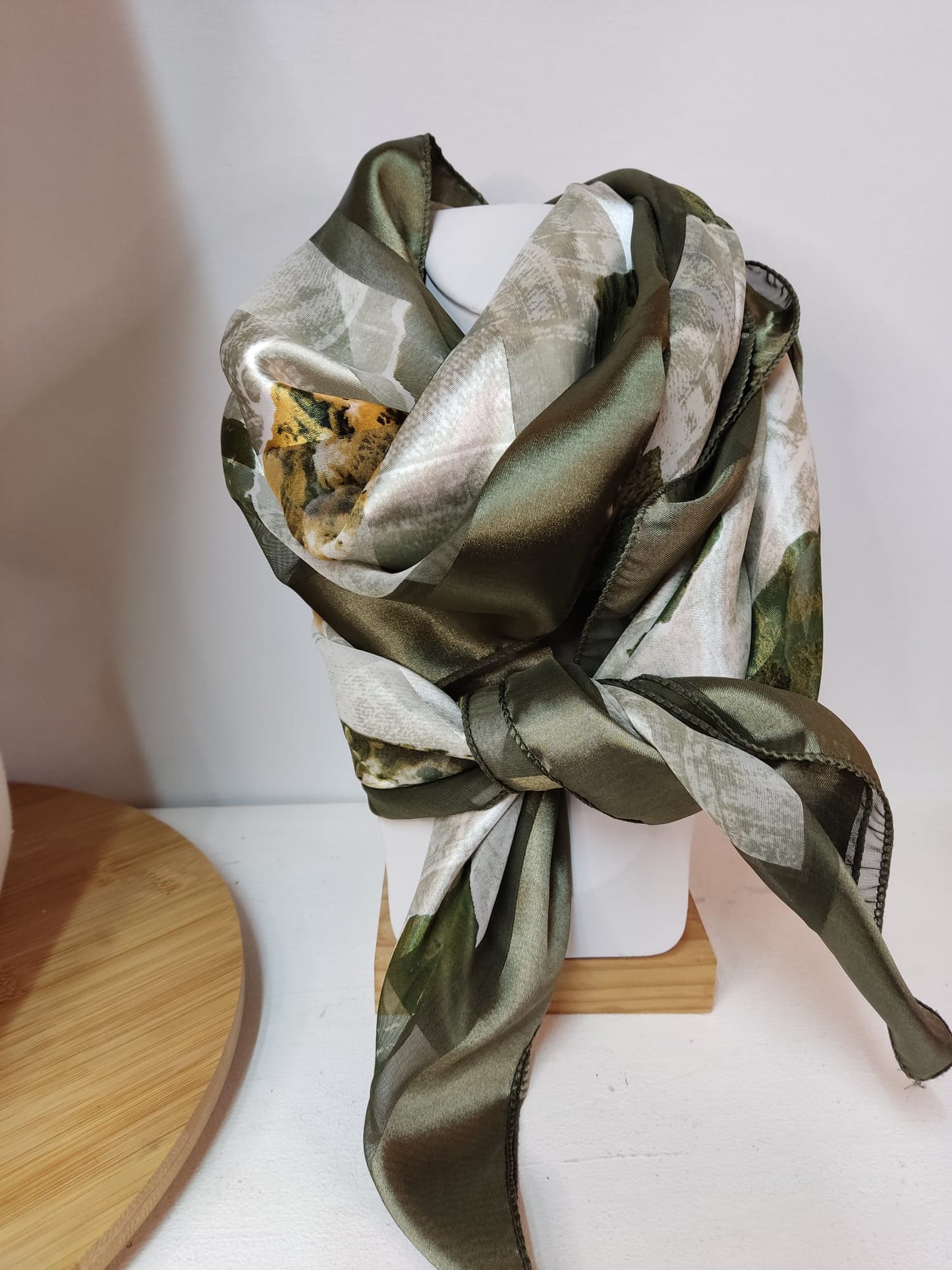 Glänzendes Halstuch mit Muster