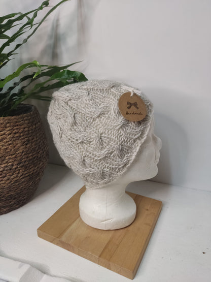 Tolle Mütze mit Zopfmuster-Handarbeit