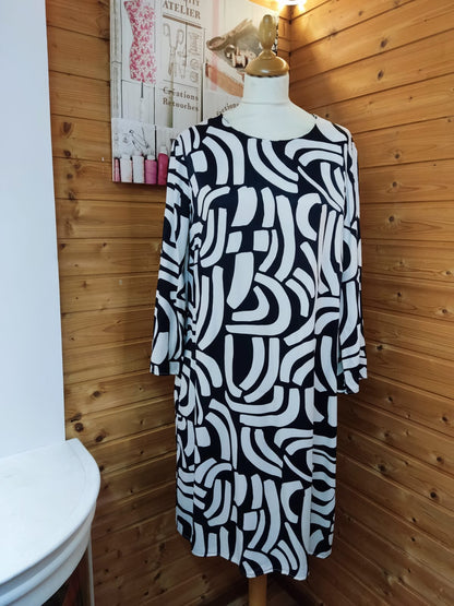 Stilvolles Kleid - OUI - Gr. 44