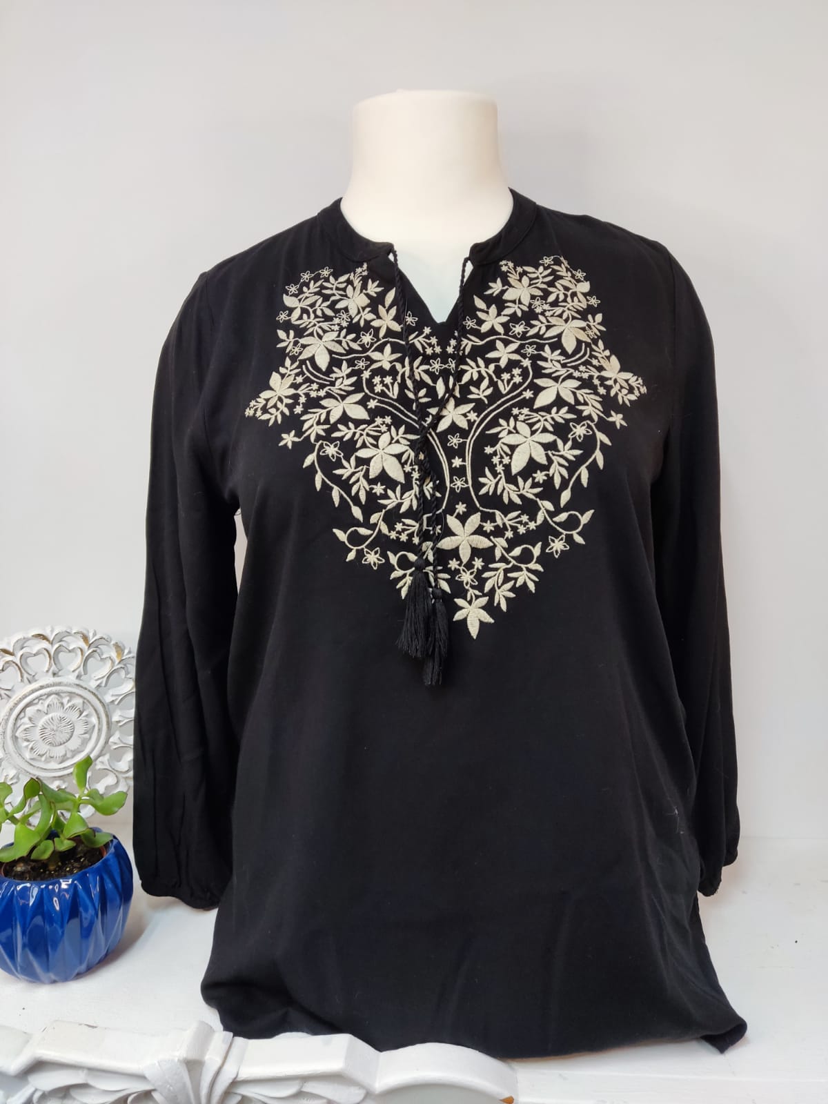 Edle Bluse mit Stickereien- LC Waikiki- Gr. 46