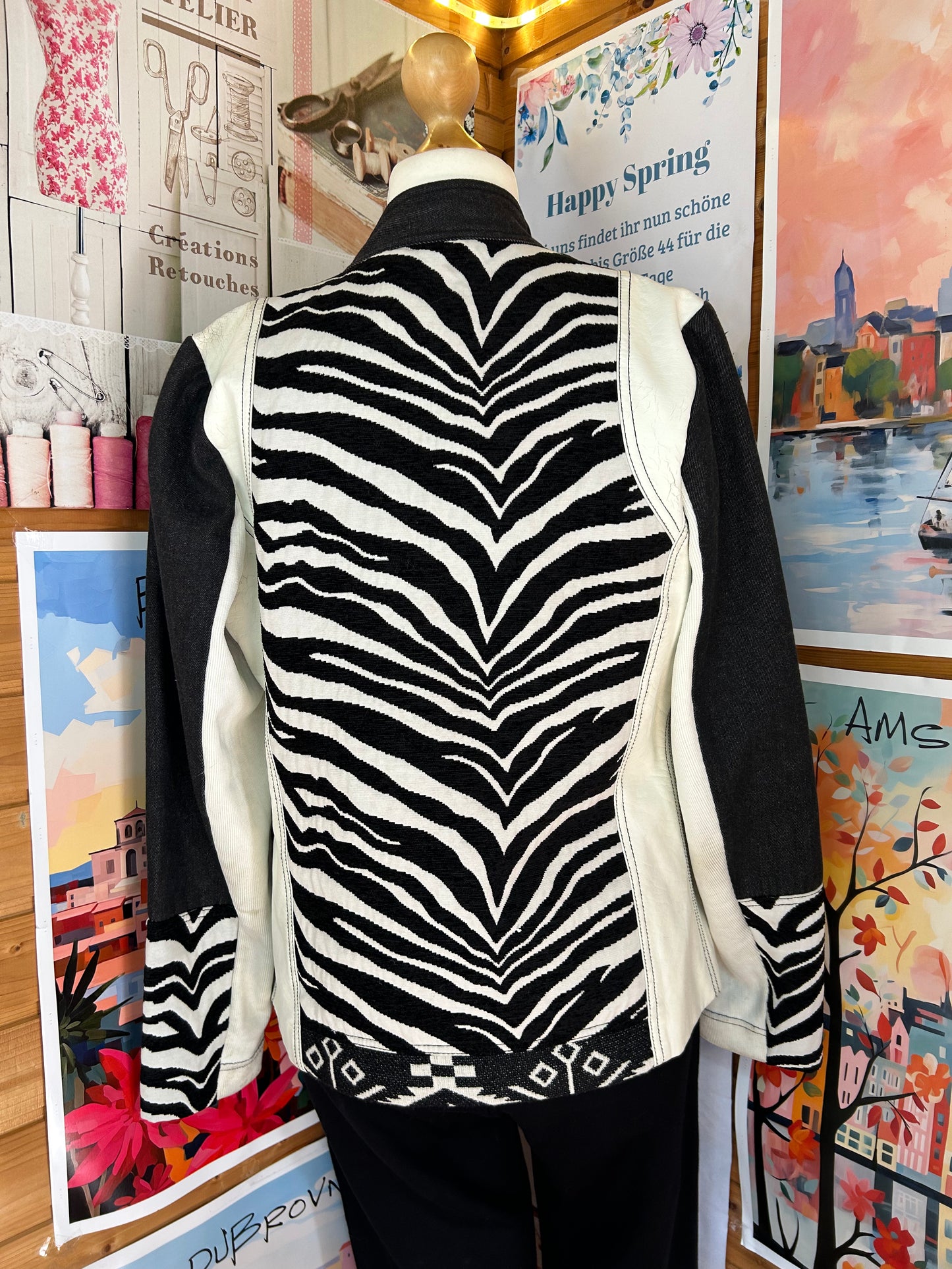 Schwarz-weiße Jacke im auffälligen Mustermix - Desigual - Gr. XL/42